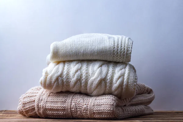 Zimní Pletené Oblečení Teplé Svetry Bílém Pozadí — Stock fotografie
