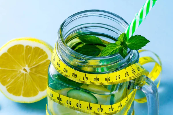 Concepto Dieta Bebidas Desintoxicantes Agua Limón Jugoso Limón Trozo Menta — Foto de Stock