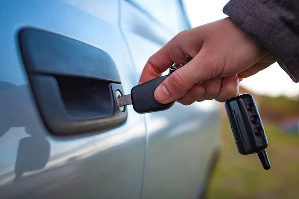 Mano Masculina Desbloquear Puerta Del Coche Con Llave —  Fotos de Stock