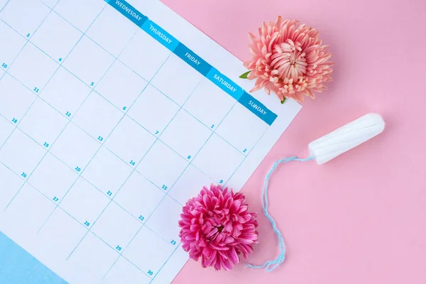 正常的月经周期 卫生棉条 妇女日历 粉红色背景上的花朵 关键天的卫生护理 妇女和妇科保健 — 图库照片