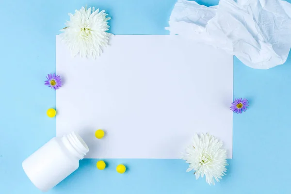 Flores Pañuelo Pastillas Amarillas Sobre Fondo Azul Alergia Floración Polen — Foto de Stock