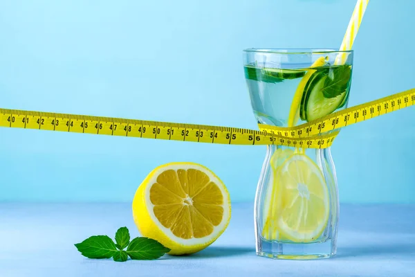 Ernährungskonzept Entgiftungsgetränke Zitronenwasser Glas Saftige Zitrone Minze Und Maßband Auf — Stockfoto