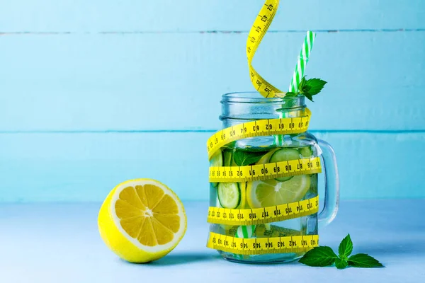 Ernährungskonzept Entgiftungsgetränke Zitronenwasser Saftige Zitrone Minze Und Maßband Auf Blauem — Stockfoto