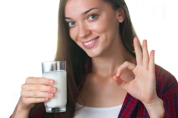 魅力的な笑顔の女性は 彼女の手で新鮮な牛乳のガラスを保持します 乳製品 — ストック写真