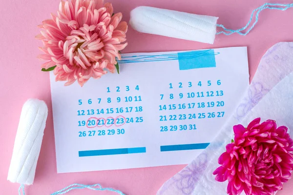 Tamponi Cuscinetti Mestruazioni Calendario Femminile Fiori Sfondo Rosa Igiene Durante — Foto Stock