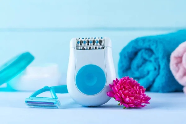 Epilator Crema Maquinilla Afeitar Para Mujer Toallas Una Flor Sobre —  Fotos de Stock
