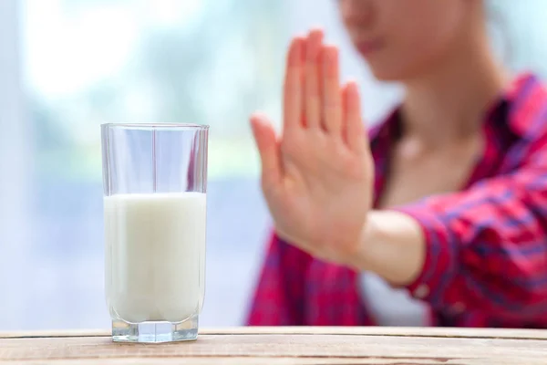 Une Femme Sent Mal Estomac Perturbé Ballonnements Dus Intolérance Lactose — Photo