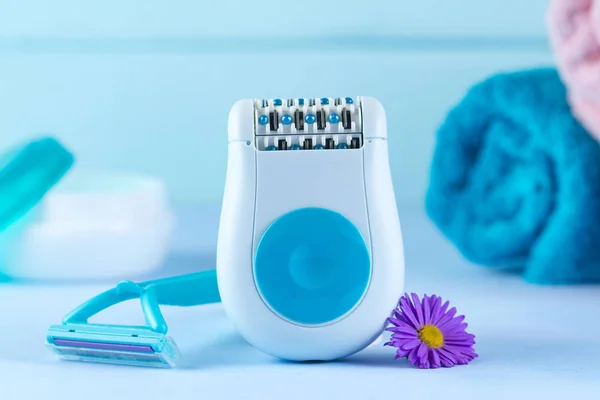 Epilator Crema Maquinilla Afeitar Para Mujer Toallas Una Flor Sobre —  Fotos de Stock