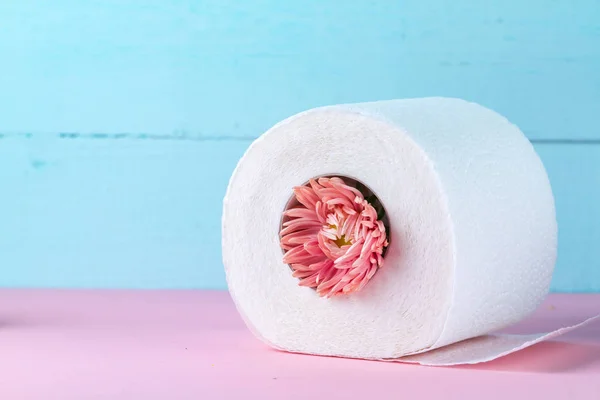 Papel Higiénico Perfumado Una Flor Rosa Sobre Fondo Azul Papel — Foto de Stock