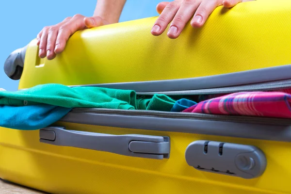 Embalagem Roupas Uma Mala Amarela Embale Itens Necessários Para Viagens — Fotografia de Stock