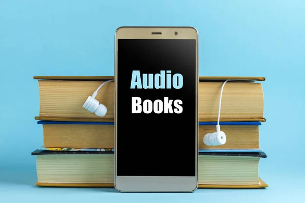 Kopfhörer Handy Und Bücher Auf Blauem Hintergrund Hörbuchkonzept Bücher Lesen — Stockfoto