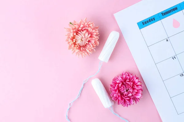 Regelbunden Menstruationscykel Tamponger Kvinnors Kalender Blommor Rosa Bakgrund Hygien Och — Stockfoto