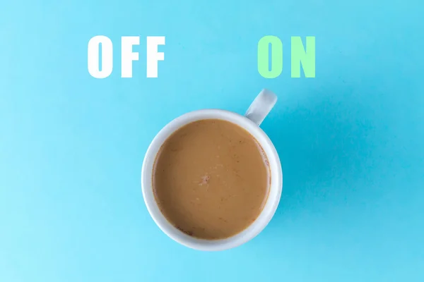 Kaffee Konzept Einschalten Erwachen Frischer Heißer Kaffee Auf Blauem Hintergrund — Stockfoto