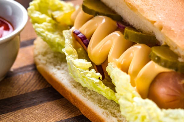 Cachorro Quente Saboroso Com Mostarda Amarela Perto — Fotografia de Stock