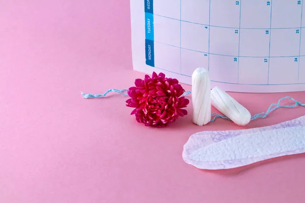 Tampones Almohadillas Para Menstruación Calendario Mujeres Flores Sobre Fondo Rosa — Foto de Stock