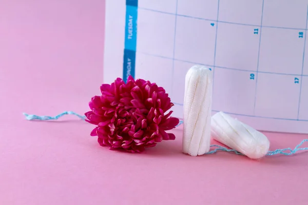 Tampones Para Días Críticos Una Flor Rosa Sobre Fondo Rosa — Foto de Stock