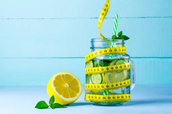 Ernährungskonzept Detox Drink Saftige Zitrone Minze Und Maßband Auf Blauem — Stockfoto