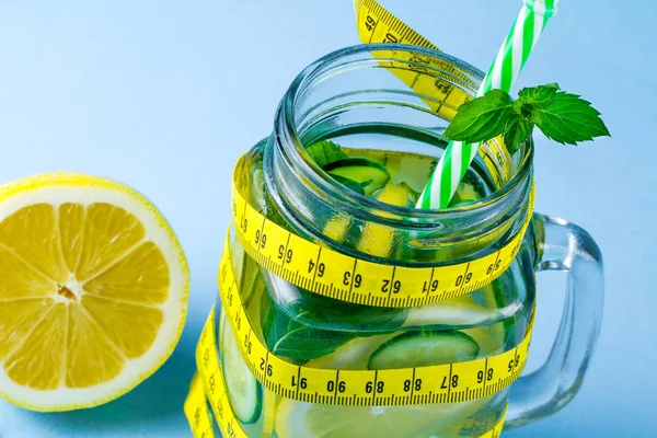 Ernährungskonzept Entgiftungsgetränke Zitronenwasser Saftige Zitrone Ein Stück Frische Minze Und — Stockfoto