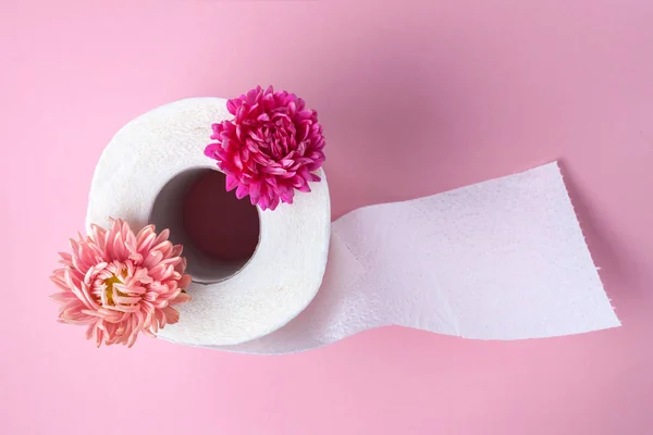 Duftende Toilettenpapierrolle Und Rosa Blumen Auf Rosa Hintergrund Toilettenpapier Mit — Stockfoto