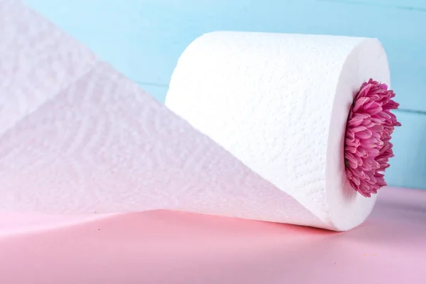 Aromatisierte Toilettenpapierrolle Und Eine Rosa Blume Auf Blauem Hintergrund Auf — Stockfoto