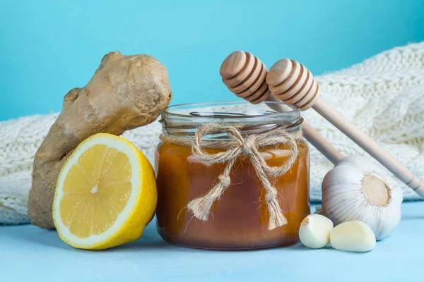 Garlic Honey Jar Ginger Lemon Honey Spoons Blue Background Maintenance — Stock Photo, Image