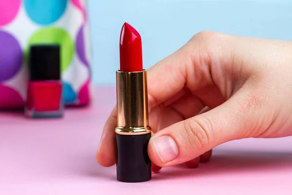 Una Mujer Sostiene Lápiz Labial Rojo Las Manos Contra Fondo — Foto de Stock