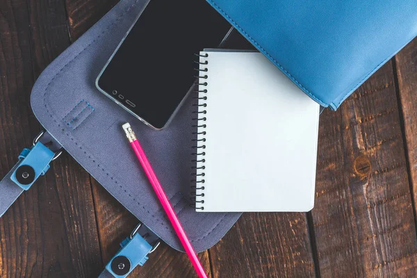 Teléfono Móvil Lápiz Cuaderno Caen Mochila Copiar Espacio Concepto Estudiante — Foto de Stock