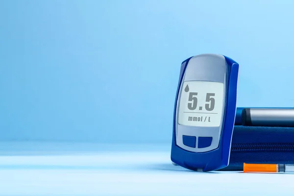 Diabète Concept Diabète Glucomètre Injections Insuline Sur Fond Bleu Des — Photo