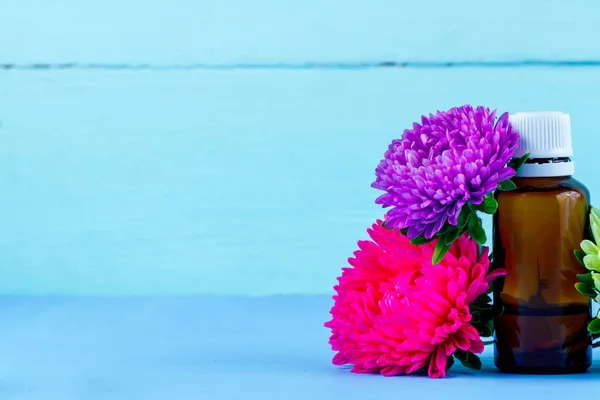 Ätherische Öle Und Aromastoffe Blumen Auf Blauem Hintergrund Kopierraum — Stockfoto