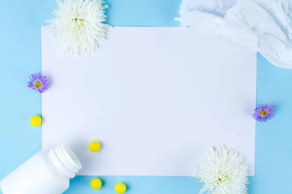 Flores Pañuelo Pastillas Amarillas Sobre Fondo Azul Alergia Floración Polen — Foto de Stock