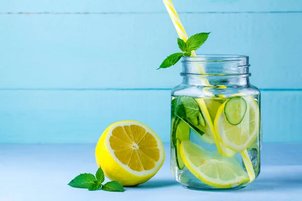 Entgiftungsgetränke Zitronenwasser Saftige Zitrone Minze Und Maßband Auf Blauem Hintergrund — Stockfoto