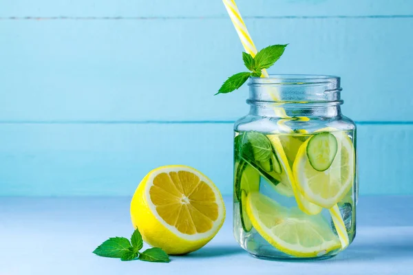 Detox Drinkar Citronvatten Juicy Citron Mynta Och Måttband Blå Bakgrund — Stockfoto