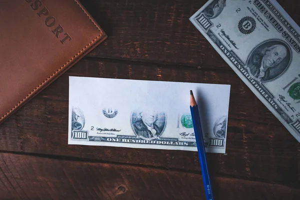 Kalpazan banknotlar uydurandan. Sahte kavramı. Sahte para, Amerikan 100 dolar, ahşap arka plan üzerinde bir pasaport