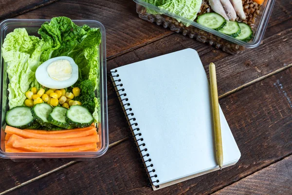 Comida Saludable Recipiente Plástico Sobre Fondo Madera Snack Oficina Trabajo — Foto de Stock