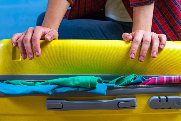Sarı Bir Bavul Ambalaj Giysi Seyahat Veya Seyahati Için Gerekli — Stok fotoğraf