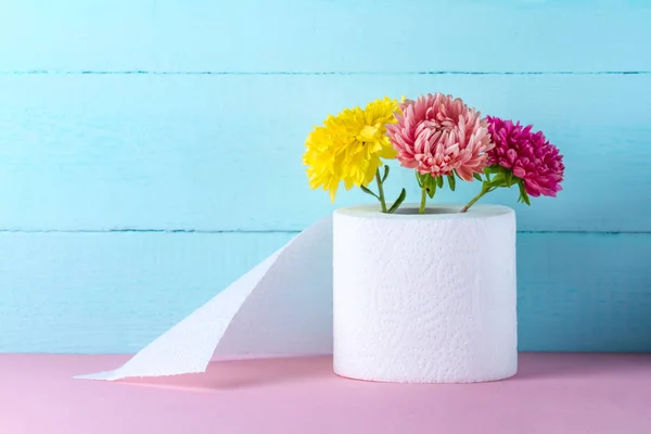 Rollo Papel Higiénico Con Sabor Flores Sobre Fondo Azul Sobre — Foto de Stock