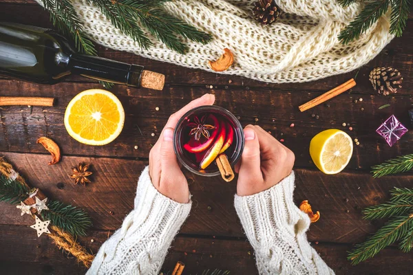 暖かい若い女性 スパイスと柑橘系の果物とガラスのクリスマス ホットホット ワインはニット 白のプルオーバーには持っています 居心地の良い 冬の夜 冬の飲み物 フラット横たわっていた トップ — ストック写真