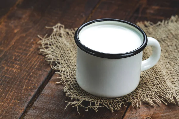 Caneca Leite Fresco Fundo Madeira — Fotografia de Stock