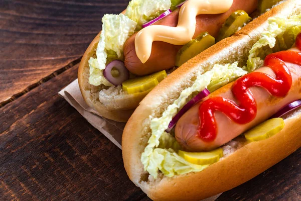 Cachorros Quentes Saborosos Com Ketchup Mostarda Fundo Madeira — Fotografia de Stock