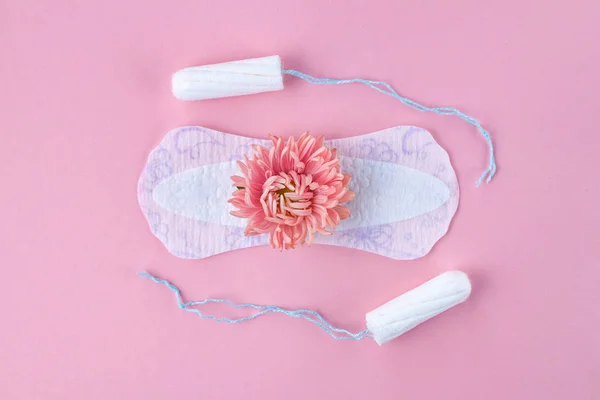 Tampones Para Menstruación Almohadillas Femeninas Una Flor Rosa Sobre Fondo — Foto de Stock