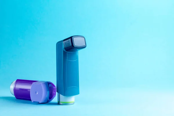 Inhalátor Astma Modrém Pozadí Salbutamol Kopírovat Prostor — Stock fotografie