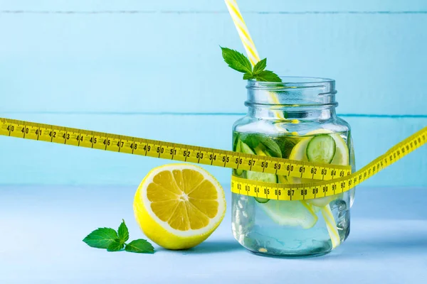 Ernährungskonzept Entgiftungsgetränke Zitronenwasser Saftige Zitrone Minze Und Maßband Auf Blauem — Stockfoto
