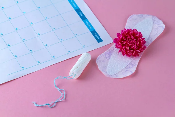 Tampones Almohadillas Para Menstruación Calendario Mujeres Flores Sobre Fondo Rosa — Foto de Stock