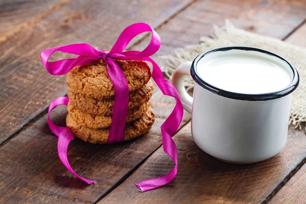 Taza Leche Fresca Galletas Avena Envueltas Una Cinta Satinada Rosa — Foto de Stock