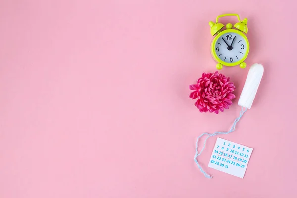 Tampons Voor Menstruatie Wekker Agenda Van Vrouwen Een Roze Bloem — Stockfoto