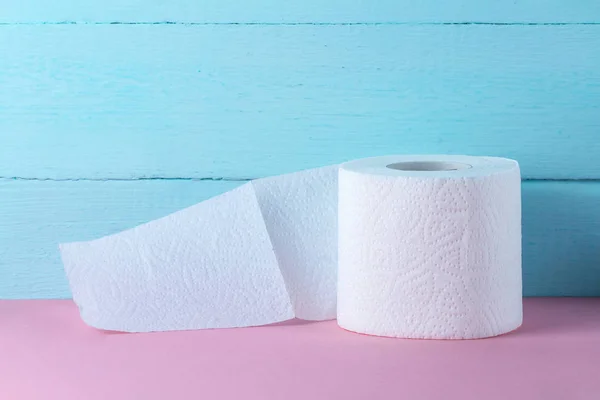 Toilettenpapierrolle Auf Blauem Hintergrund Hygiene — Stockfoto