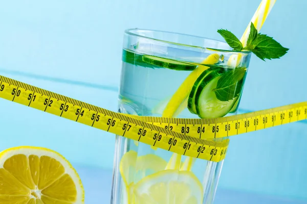 Concepto Dieta Bebidas Desintoxicantes Agua Limón Vaso Jugoso Limón Menta — Foto de Stock