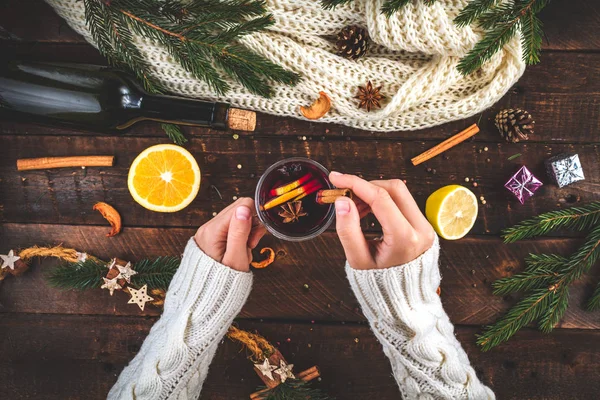 Uma Jovem Pulôver Quente Malha Branco Está Segurando Natal Quente — Fotografia de Stock