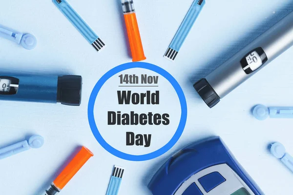 糖尿病 11月14日世界糖尿病日 糖尿病的概念 糖尿病供应在蓝色背景 — 图库照片