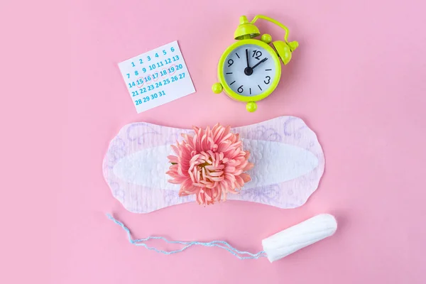 Tampões Para Menstruação Despertador Almofadas Femininas Uma Flor Rosa Fundo — Fotografia de Stock